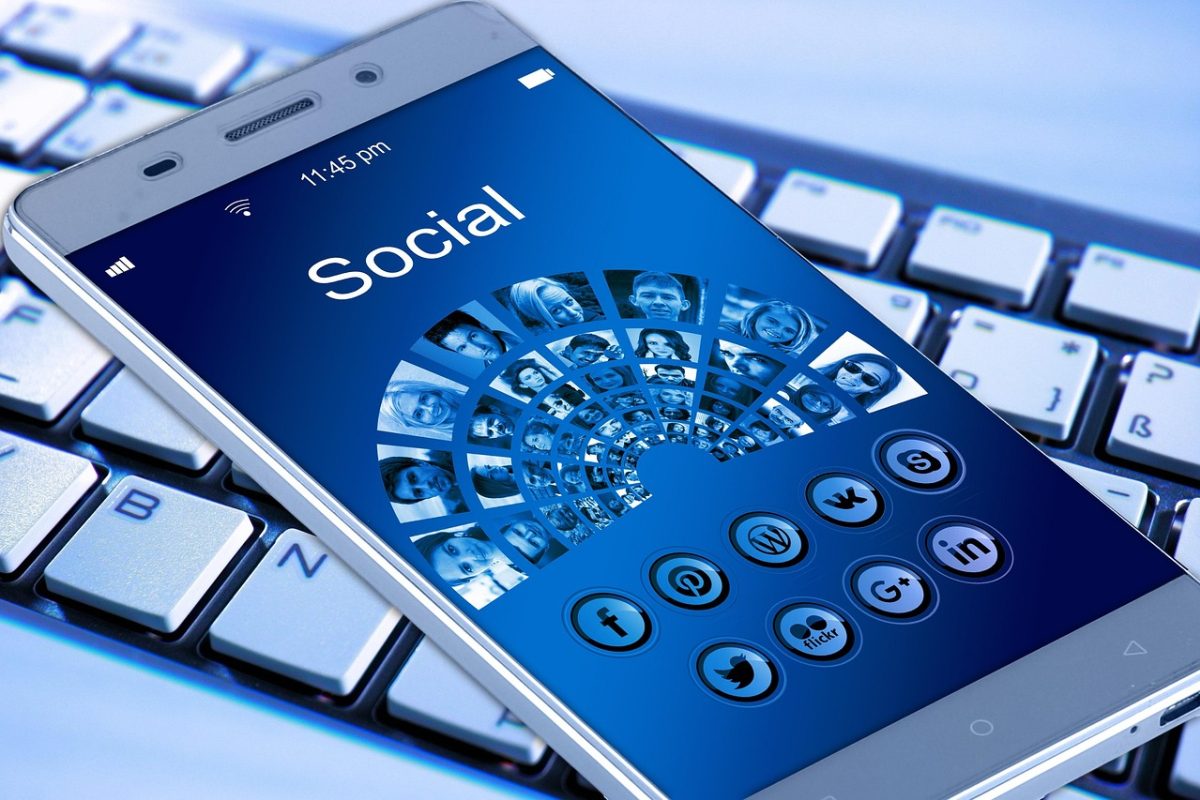 ico图标 App 主界面数据看板截图，深色背景上排布着分辨率列表、文件体积与导出进度条，整体像一块安静的仪表盘